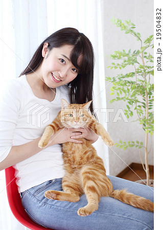 猫をかわいがる女性 19504832