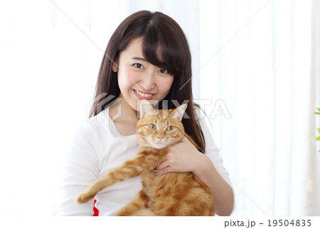 猫をかわいがる女性 猫をかわいがる女性 19504835