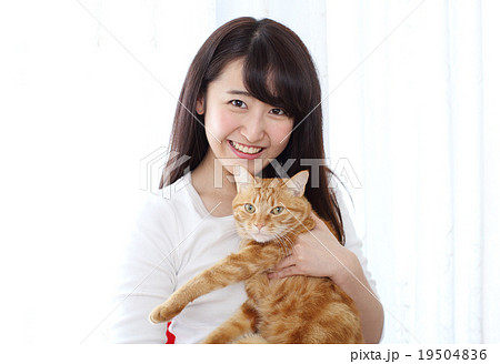 猫をかわいがる女性の写真素材