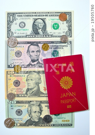 パスポートとアメリカドル 19505760