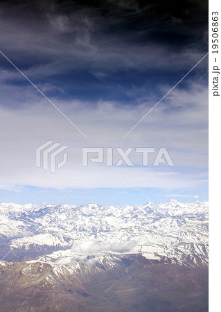 南米チリ、アンデス山脈の険しい山並みを上空から望む 19506863