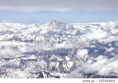 南米チリのアンデス山脈 その中で一段と高くそびえる南米最高峰アコンカグアを上空から望むの写真素材