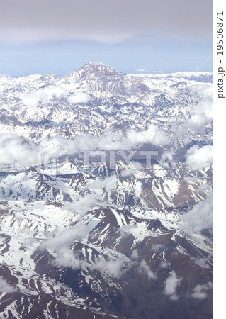 南米チリのアンデス山脈、その中で一段と高くそびえる南米最高峰アコンカグアを上空から望む 南米チリのアンデス山脈、その中で一段と高くそびえる南米最高峰アコンカグアを上空から望む 19506871