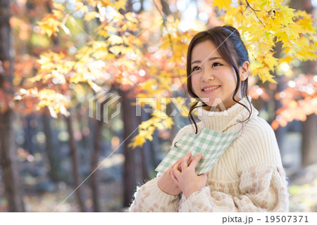 紅葉と若い女性 紅葉と若い女性 19507371