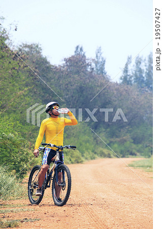 young bicycle (cyclist) man drinking fresh water young bicycle (cyclist) man drinking fresh water 19507427