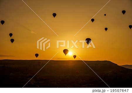 カッパドキアの気球と朝日、トルコ 19507647