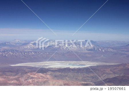 南米チリ北部、アンデスの山並みと高地に白く輝く塩湖 南米チリ北部、アンデスの山並みと高地に白く輝く塩湖 19507661