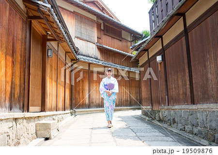 京都観光する浴衣の若い女性 京都観光する浴衣の若い女性 19509876