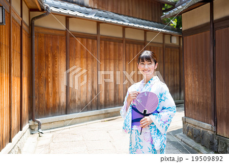 京都観光する浴衣の若い女性 京都観光する浴衣の若い女性 19509892