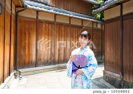 京都観光する浴衣の若い女性 京都観光する浴衣の若い女性 19509893