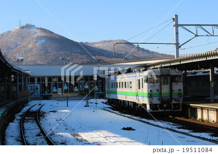 函館駅に停車中の江差線キハ40　北海道 19511084