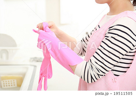 ゴム手袋をはめる女性の写真素材