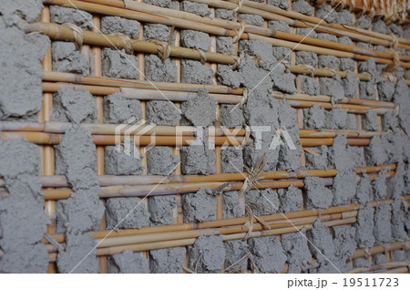 日本の伝統的建築技法 土壁(つちかべ)の制作工程 裏なで工程 日本の伝統的建築技法 土壁(つちかべ)の制作工程 裏なで工程 19511723