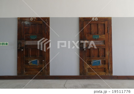 旧松本少年刑務所独居舎房 独房の扉 松本市歴史の里(まつもとしれきしのさと) 信州松本の歴史建築群 旧松本少年刑務所独居舎房 独房の扉 松本市歴史の里(まつもとしれきしのさと) 信州松本の歴史建築群 19511776