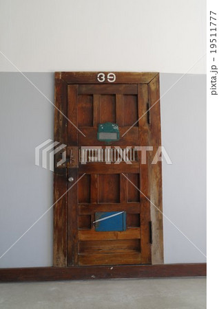 旧松本少年刑務所独居舎房　独房の扉　縦　本市歴史の里（まつもとしれきしのさと）　信州松本の歴史建築群 19511777