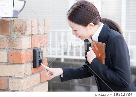 営業 訪問 女性 営業 訪問 女性 19512734