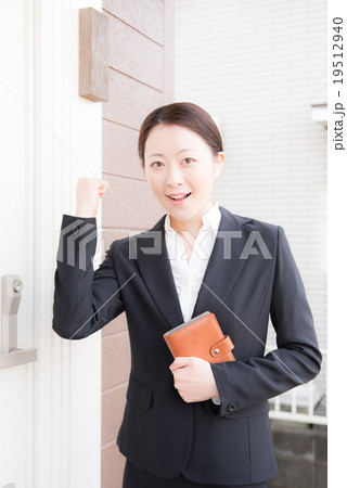 営業 訪問 女性 営業 訪問 女性 19512940