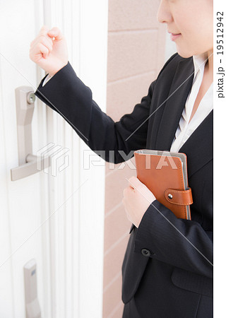 営業　訪問　女性 19512942