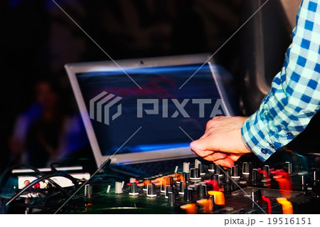 DJ console 19516151