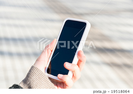 スマートフォンを見る女性の手 スマートフォンを見る女性の手 19518064