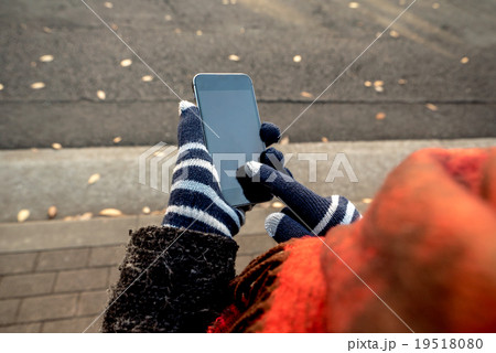 手袋をつけてスマートフォン操作 19518080