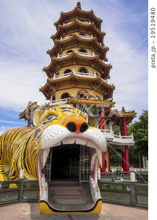 台湾・高雄の龍虎塔 19519480