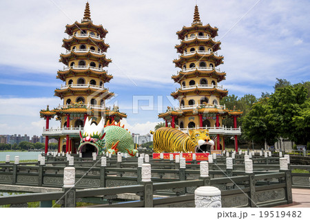 台湾・高雄の龍虎塔 19519482