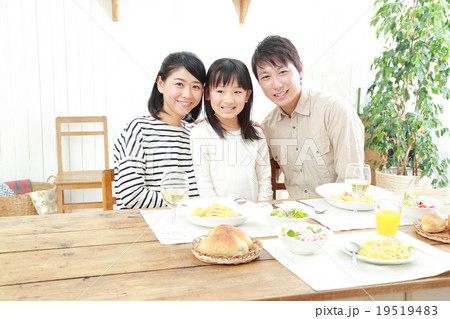 家族団らんの食事の写真素材
