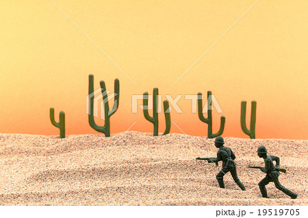 砂漠を走る兵隊:Soldiers running in the desert 19519705
