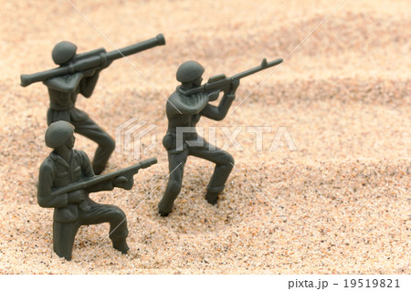 攻撃態勢の兵士: Soldiers in Action 19519821