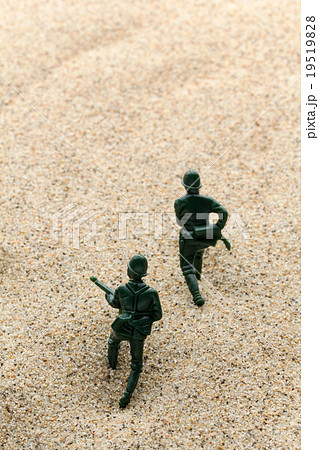 砂漠を駆け抜ける兵士: Soldiers running in the desert 砂漠を駆け抜ける兵士: Soldiers running in the desert 19519828