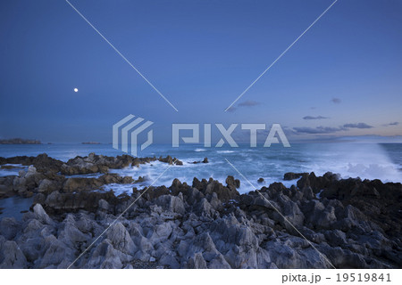 気仙沼市,岩井崎の夕暮,月明かりに映える潮吹岩の吹き上がる波しぶきと月 19519841