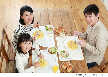 3人家族団らんの食事の写真素材