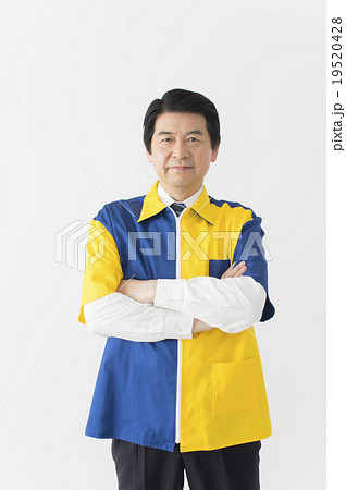 笑顔で腕組みをするミドルコンビニ店長 19520428