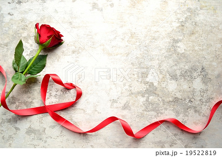 一輪の赤い薔薇とハート型のリボンの写真素材 19522819 Pixta