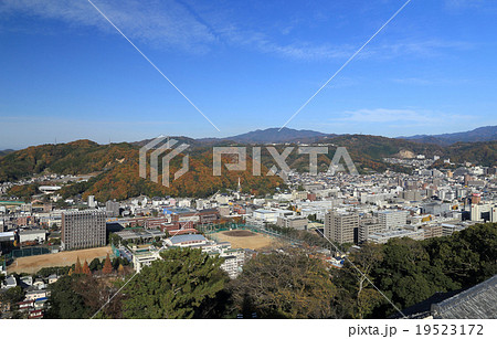 松山城から北東、伊台方向をを見る。（手前左＝松山大学、右＝愛媛大学） 19523172