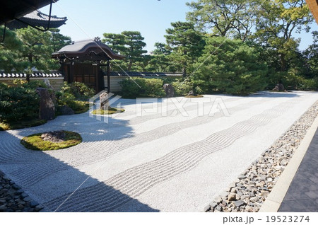 京都の観光スポット「建仁寺」：砂紋の美しい石庭「大雄苑」 19523274