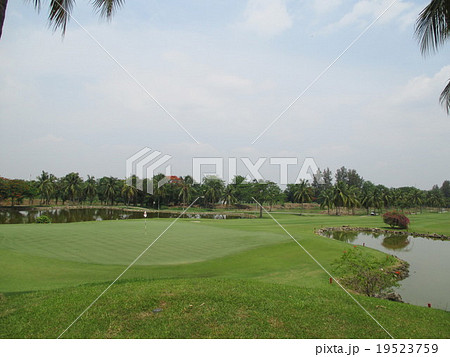インドネシア ジャカルタ近郊でゴルフ ~山々のおいしい空気を吸ってナイスショット!~ インドネシア ジャカルタ近郊でゴルフ ~山々のおいしい空気を吸ってナイスショット!~ 19523759