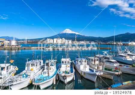 【静岡県】田子の浦港・富士山と漁船 19524978