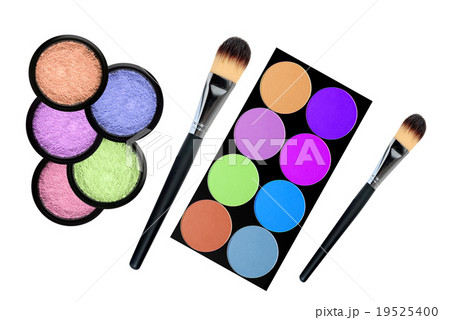set of 5 eyeshadows and brushes isolated on white set of 5 eyeshadows and brushes isolated on white 19525400