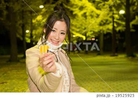 イチョウのライトアップと若い女性 19525925