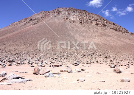 南米チリ北部アタカマ高地の砂漠にそびえるアンデスの山 19525927