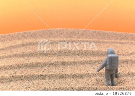 砂の惑星を探索する宇宙飛行士イメージ: Astronaut on a sandy planet 砂の惑星を探索する宇宙飛行士イメージ: Astronaut on a sandy planet 19526879