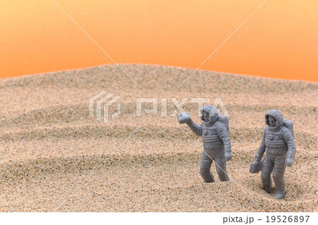 火星を探検する宇宙飛行士イメージ: Astronauts on Mars 19526897