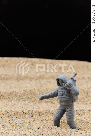 月面から連絡する宇宙飛行士: Astronaut calling from Moon 月面から連絡する宇宙飛行士: Astronaut calling from Moon 19527641