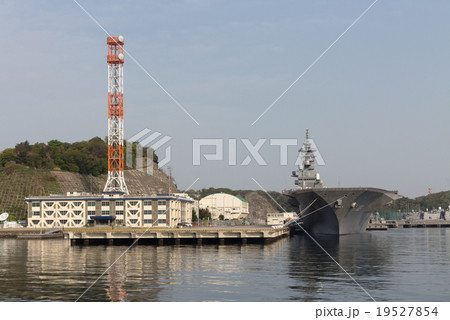 横須賀基地停泊中の護衛艦いずも 19527854