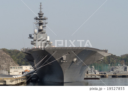 横須賀基地停泊中の護衛艦いずも(アップ) 19527855