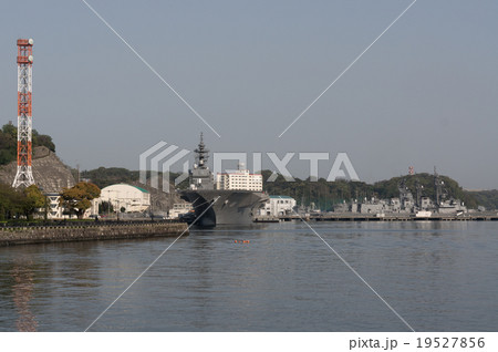 横須賀基地停泊中の護衛艦いずも他自衛隊艦艇群 19527856
