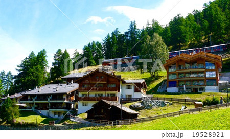 スイスの登山列車と街 19528921