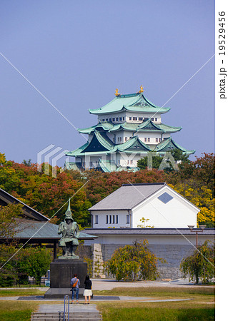 名古屋城と加藤清正像 19529456